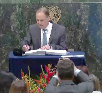 Greg Hunt signs Paris Agreement in New York